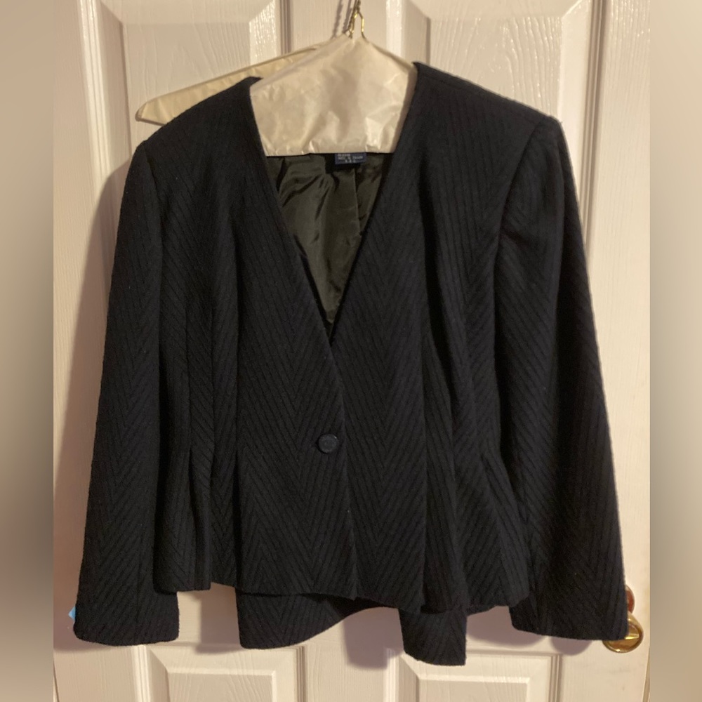 Women’s skirt and blazer suit size 6 petite by “Sweet Suit”.